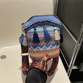 Borsa a secchiello etnica blu con ricami boho e lunghe nappe a frangia per donna - Azzurro