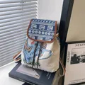 Detalle del bordado de elefante y la textura tejida en una mochila de estilo étnico boho - Elefante de Orejas Grandes