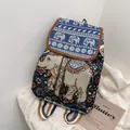 Detalle del estampado de elefante bordado en tejido jacquard azul con cierre de cordón - Elefante Floral Negro