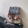 Detalle de mochila bordada de elefante con cierre de cordón y correas de rayas azules - Borde Azul Elefante