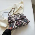 Borsa a tracolla jacquard etnica con motivi geometrici e catena metallica - Nero