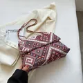 Borsa a tracolla con motivo geometrico etnico in tessuto intrecciato e catena dorata - Rosso