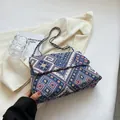 Borsa a tracolla stile etnico con motivi geometrici tessuti e catena in metallo - Blu