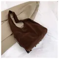 Borsa hobo marrone scuro in pelle scamosciata opaca con frange e capienza - caffè