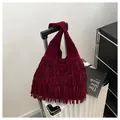 Borsa hobo in camoscio rosso scuro con lunghe frange e design bohémien con nappe - Rosso