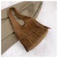 Borsa hobo marrone in finta pelle scamosciata con tre strati di frange e tracolla larga - Marrone