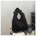 Borsa tote minimalista nera in pelle scamosciata con design a frange a doppio strato - Nero