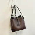 Borsa a secchiello vintage in pelle marrone con ciondolo D dorato e tracolla - Marrone