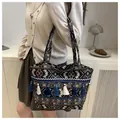 Detail der Jacquard-Webtasche mit geometrischen Mustern und dekorativem Fransenbesatz - Stil 2