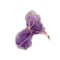 Detail eines Amethyst-Anhängers mit handgefertigter Roségold-Drahtwicklung und Rohkristall - Handgewickelter Unregelmäßiger Rohstein / Lila - Unregelmäßiger Amethyst