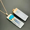 Détail d'un pendentif en sélénite blanche avec cristal de kyanite bleue et or rose - Pendentif Uniquement / Bleu