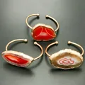 Detalle de tres brazaletes bañados en oro con rodajas de piedra de ágata roja natural - Rojo Anaranjado
