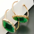 Brazalete abierto de ágata verde natural con borde irregular bañado en oro para mujer - Verde (Estilo Pendiente)