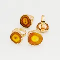 Détails macro des bagues en agate naturelle avec anneaux dorés réglables au style bohème - Style Pierre Naturelle Tournesol (TGB7525792341) / Orange