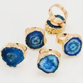 Détail de cinq bagues dorées ajustables avec tranches d'agate bleue naturelle en tournesol - Style Pierre Naturelle Tournesol (TGB7525792341) / Bleu Cyan
