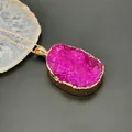Gedetailleerde macro van donkerpaarse druzy kristallen hanger met goudkleurige rand - Rood