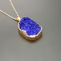 Donkerblauwe druzy kwarts ketting met goudvergulde rand aan een fijne gouden ketting - Blauw