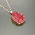 Ketting met onregelmatige rode druzy kristallen hanger en vergulde rand aan gouden ketting - Oranjerood