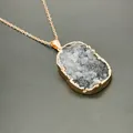 Gouden ketting met onregelmatige zwart-witte druzy kwarts hanger en kristaltextuur - Broken Wit