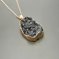 Ketting met onregelmatige natuurlijke zwarte kwartsgeode hanger en goudkleurige rand - Zwart