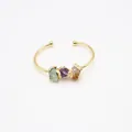 Detalle del brazalete dorado abierto con piedras naturales de amatista y citrino - Piedras Brutas Púrpuras Verdes y Amarillas (N.º 2)