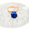 Natural agate geode slice ring with sparkling blue druzy stone and hammered rose gold band - Deep Blue Druzy Style / Blue