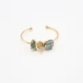 Detalle de brazalete abierto dorado con tres piedras naturales en un engaste hecho a mano - Piedra Bruta Verde Amarilla y Gris Azulada (N.º 3)
