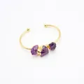 Bracelet jonc doré ouvert orné de cristaux d'améthyste brute au design minimaliste - Décoration de Trois Pierres Brutes Violettes (N° 4)