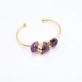 Detalle del brazalete de latón dorado con tres piedras de amatista natural en bruto - Estilo Amatista Púrpura (1)