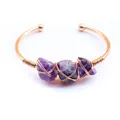 Brazalete ajustable de cobre dorado con cristales de amatista púrpura natural envuelta - Amatista