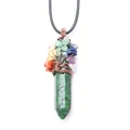 Détail de l'arbre de vie en fil de cuivre sur pendentif cristal hexagonal vert et sept chakras - Emerald Look Stone (With Cord)