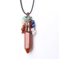 Détail du pendentif Arbre de Vie filigrané avec pierres multicolores sur cristal rouge - Red Stone (With Cord)