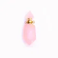Polierter Parfümflaschen-Anhänger aus rosa Kristall mit Goldkappe und zwei Ösen - Rosenquarz