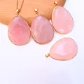 Makroaufnahme von facettierten rosa Kristallanhängern mit edlen vergoldeten Kanten - Nur Anhänger (Ohne Kette) / Rosenquarz