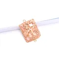 Makroansicht von Pfirsich-Achat-Verbinder mit funkelnden Strasssteinen und Goldringen - Pfirsichrosa Strass Stil (1)