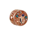 Macro d'une perle en or rose avec motif de poisson tropical et cristaux colorés - Style Poisson Tropical Creux