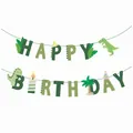 Dettaglio dello striscione Happy Birthday dinosauro verde con elementi in feltro per festa - Stile dinosauro multicolore