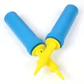 Due pompe manuali per palloncini con corpo blu e beccucci gialli su sfondo bianco isolato - Blu