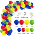 Detalle del kit de arco de globos de colores con globos rojos azules amarillos y confeti - Cadena de Globos Estilo B (XPC130)