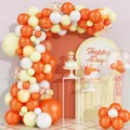 Oranje en witte ballonboogset met gouden confetti voor verjaardags- en feestdecoratie - Macaron Oranje Ballonnen Slinger Stijl