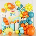 Oranje en blauwe ballonnenboog set met zonne-achtergrond en madeliefjes decor - Geel Oranje Blauw Ballonboog Stijl