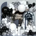 Elegantes Set aus schwarz-weiß-silbernem Ballonbogen mit Happy Birthday Neon-Schild für Partys - Ballonketten-Set / Schwarz Weiß Silber Kombination