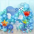 Dettaglio dell'arco di palloncini oceano blu con palloncini foil granchio stella e delfino - Kit Palloncini Serie Oceano