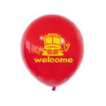 Détail d'un ballon en latex rouge avec bus scolaire jaune et imprimé welcome pour fête - Ballon Style Rouge