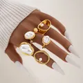 Set de 5 anillos dorados con perlas barrocas para un estilo moderno y elegante - Estilo de perla artificial irregular (6580101HB)