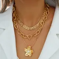 Conjunto de collar dorado de tres capas con colgante de flor de perla sobre traje blanco - Collar / Estilo de Capas Perla Floral (6583301HB)