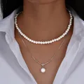 Primer plano de un elegante collar de perlas de doble capa con colgante de plata en forma de V - Collar / Estilo Plateado Colgante de Perla Doble Capa (6594502HB)