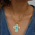 Collar de cadena vintage dorado con colgante de cruz turquesa y cierre OT en una modelo - Collar / Estilo Piedra Azul Cruz Cierre OT (6596801HB)