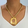 Detalle de la cadena de cuerda dorada gruesa y el colgante geométrico irregular y hueco - Collar Dorado Geométrico Irregular Hueco (6625201HB)