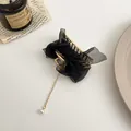 Détail de pince à cheveux dorée avec nœud en maille noire et pompon en perle - Style Perle Nœud en Maille Noire (C10-03-74)